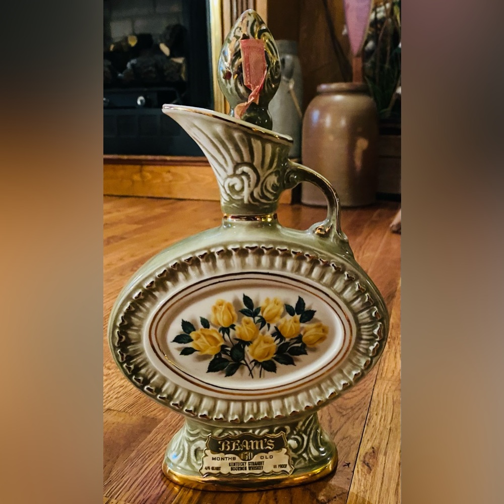 JIM BEAM 1969 Yellow Rose w/Gold Accent Ceramic Decanter w/Box Regal, Vintage